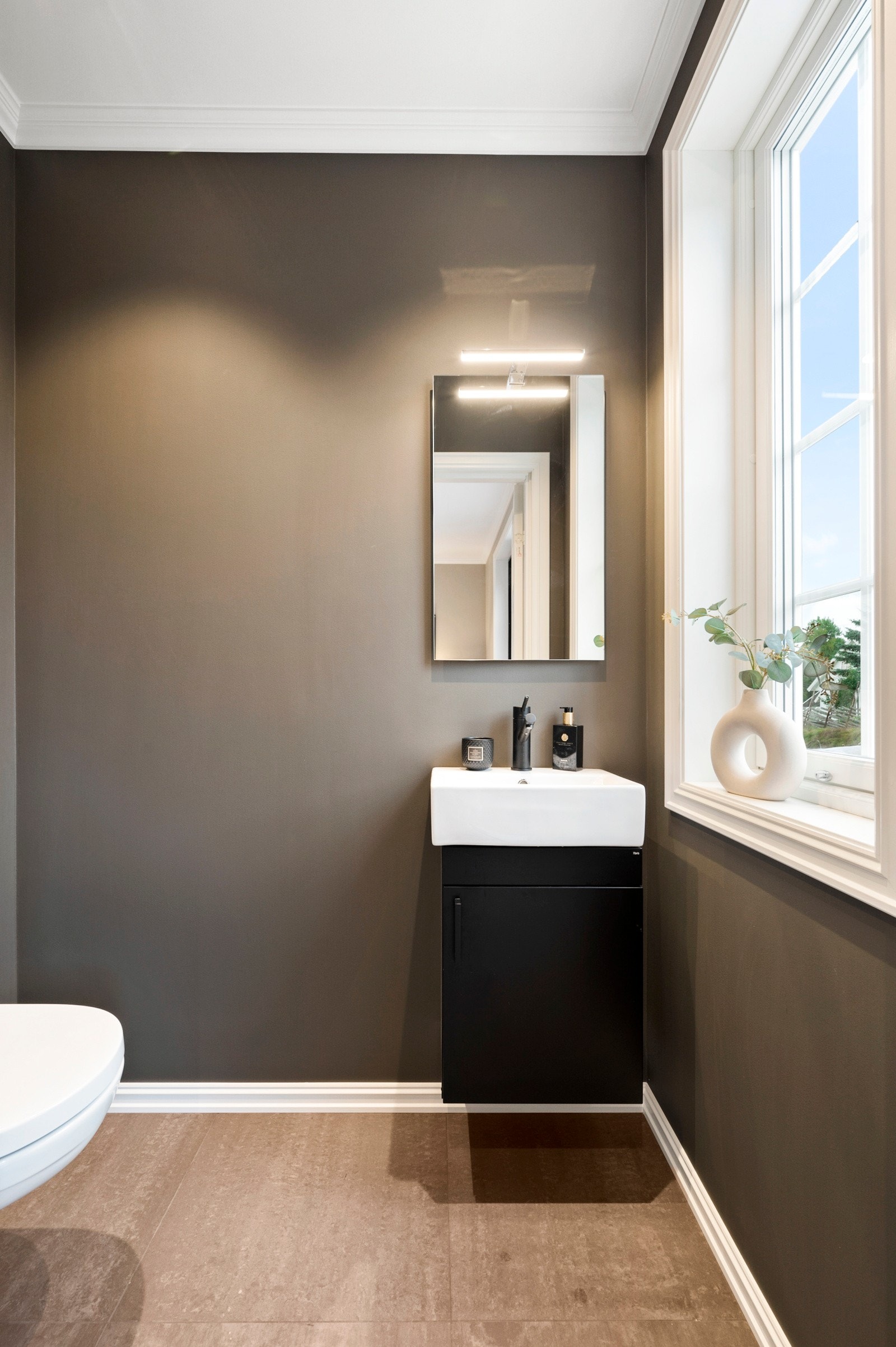 Sep. wc i 1. etg. Begge baderom ligger i 2. etg. i tilknytning til soverommene. Galleribilde