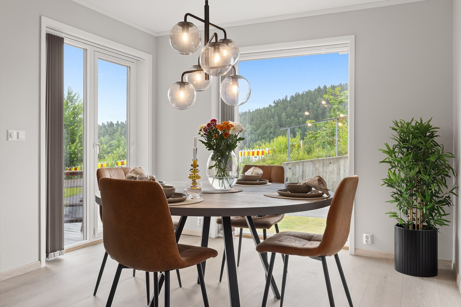 Koselig spiseplass - Her inviteres det til en rolig kopp med morgenkaffe - Eller en rask matbit til folk på farten. Utgang til terrasse. Galleribilde