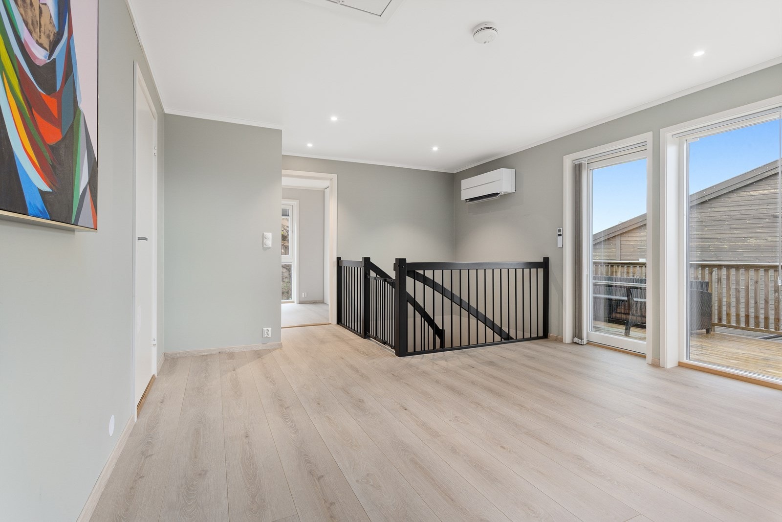 Trapp opp til en innholdsrik 2. etasje - Herlig varmepumpe (2025) som varmer godt hele året i trappeoppgang. Galleribilde