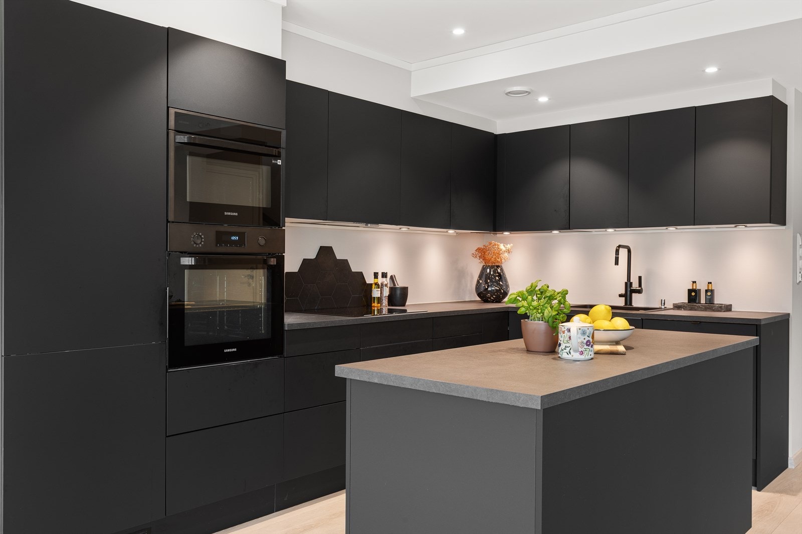 God skap- og benkeplass og innredning slik at matlagingen forenes med sosialt samvær. Galleribilde