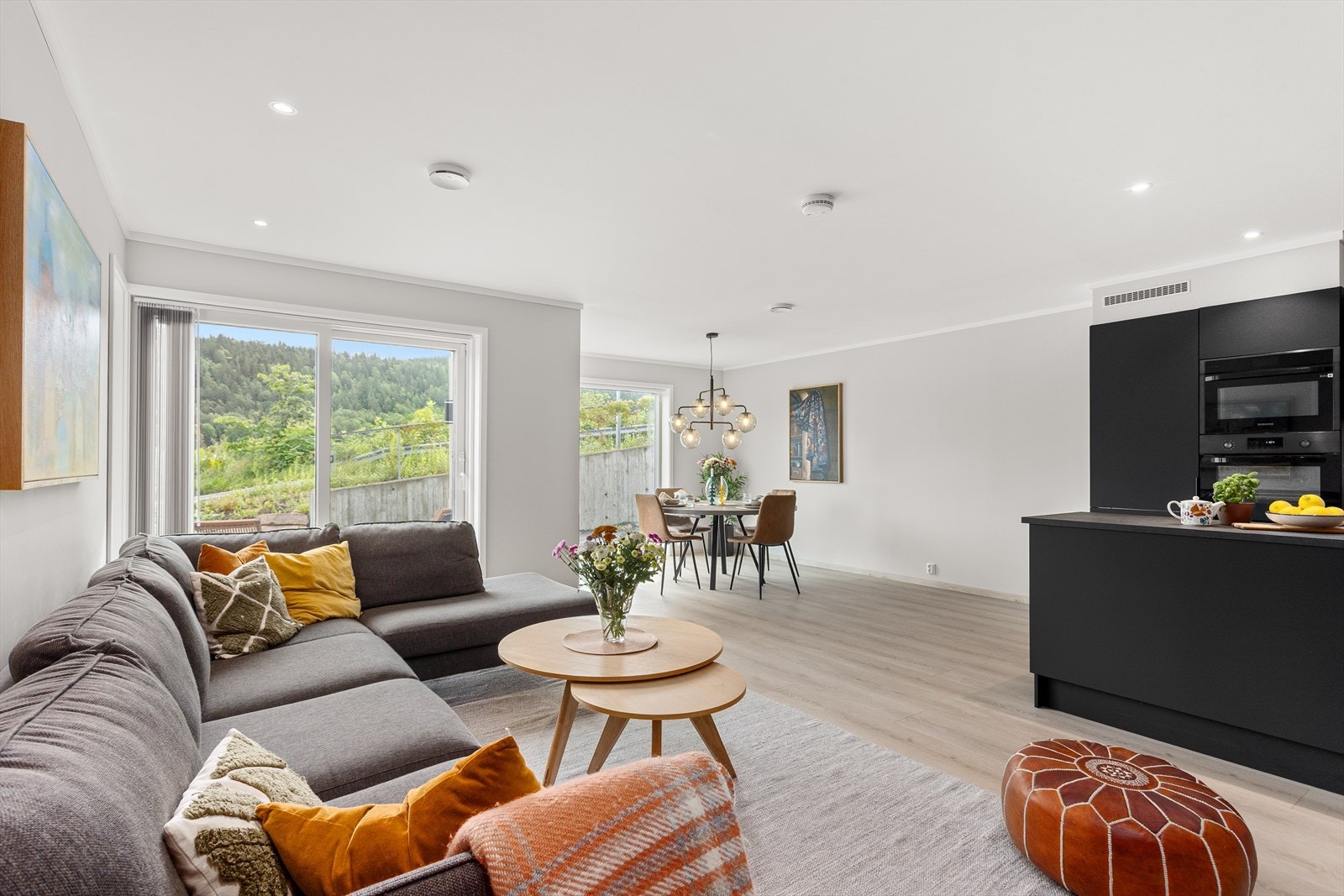 Store vindusflater som lar dagslyset flyte fritt. Her kan man enkelt sette opp en vegg å gjøre om til ett ekstra soverom ihht godkjente tegninger. Galleribilde