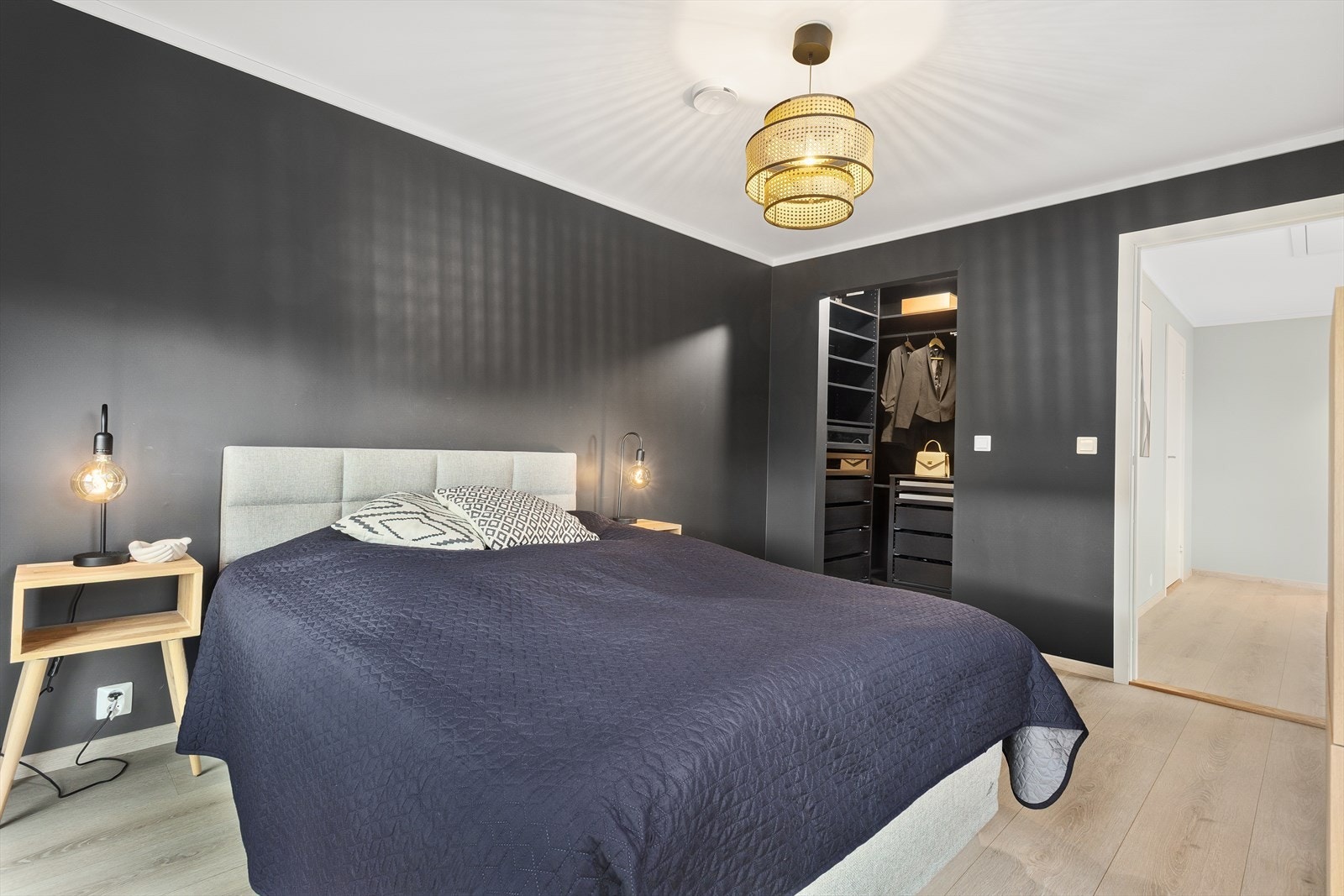 Hovedsoverommet har plass til dobbeltseng og nattbord. Adkomst til omkledningsrom. Galleribilde
