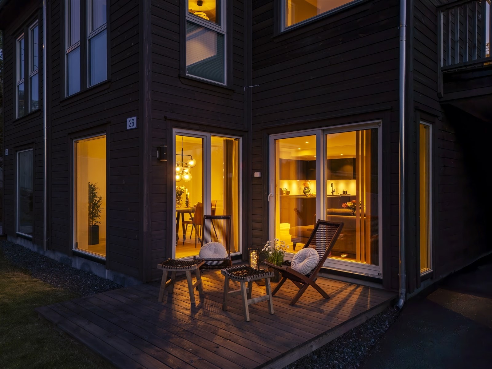 Fra stuen er det utgang til koselig uteplass Galleribilde