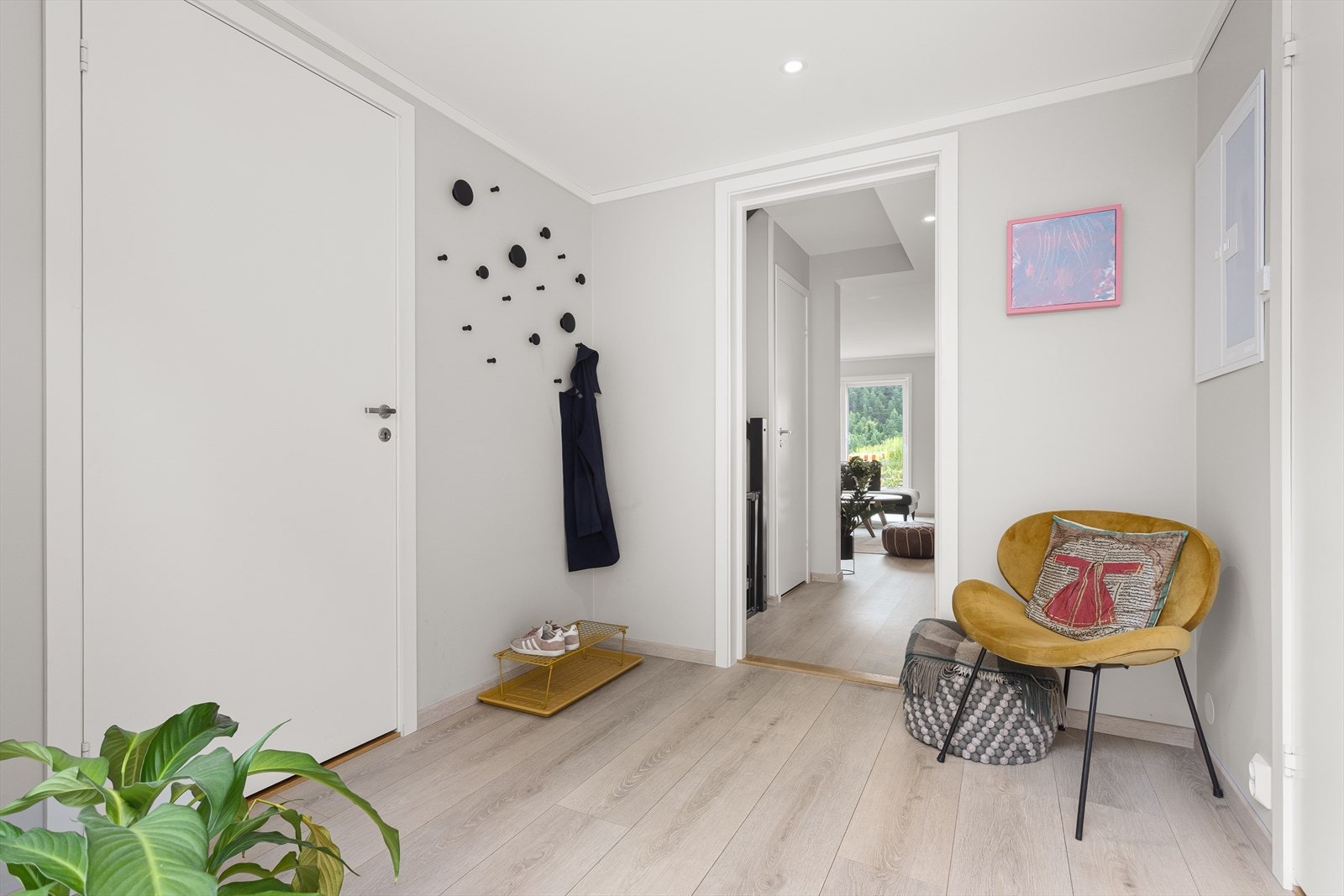 Trivelig og luftig gang med god plass til å henge fra seg ytterklær. Galleribilde