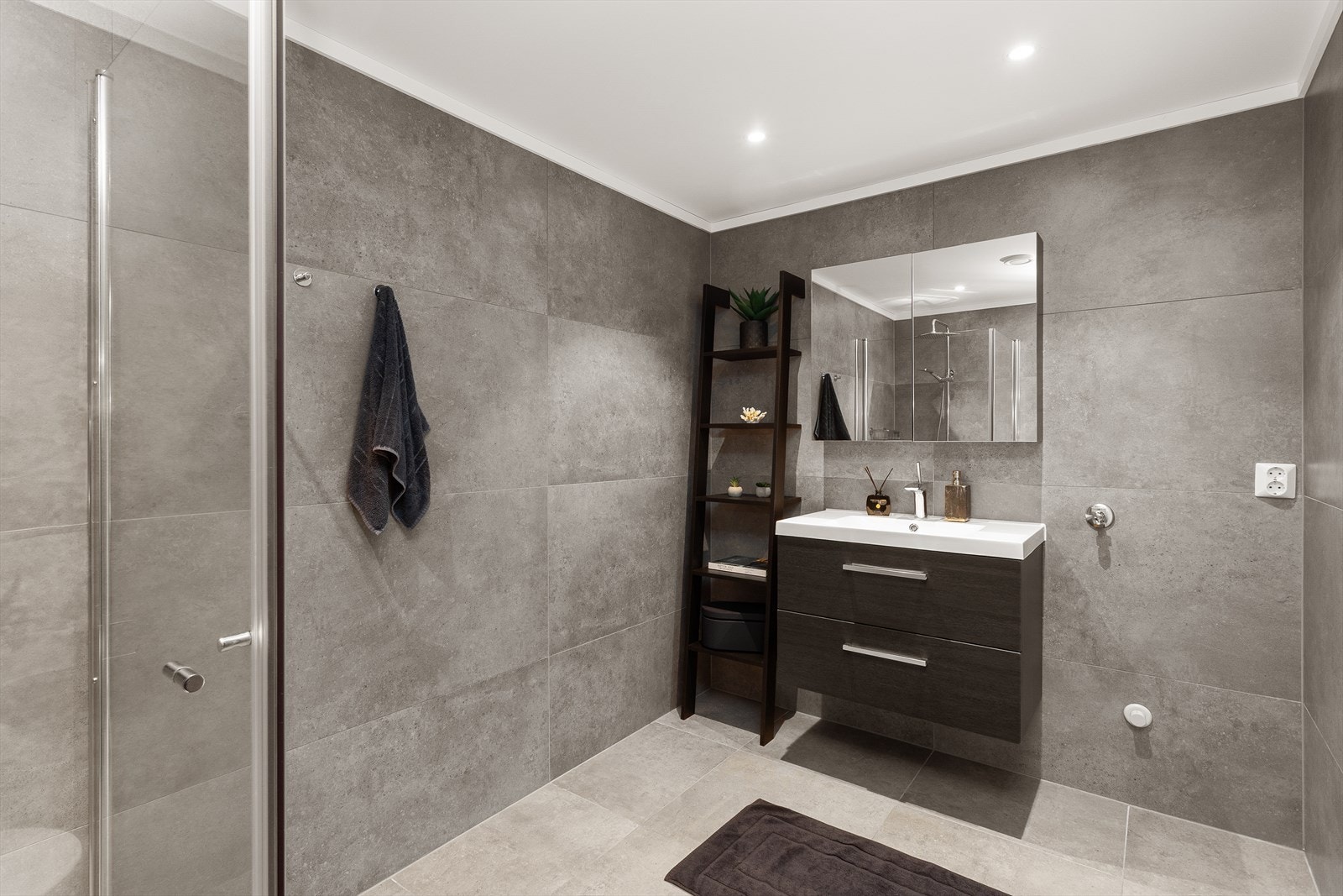 Rommet har innredning med nedfelt servant, veggmontert toalett, dusjvegger/hjørne og opplegg for vaskemaskin. Balansert ventilasjon. Galleribilde