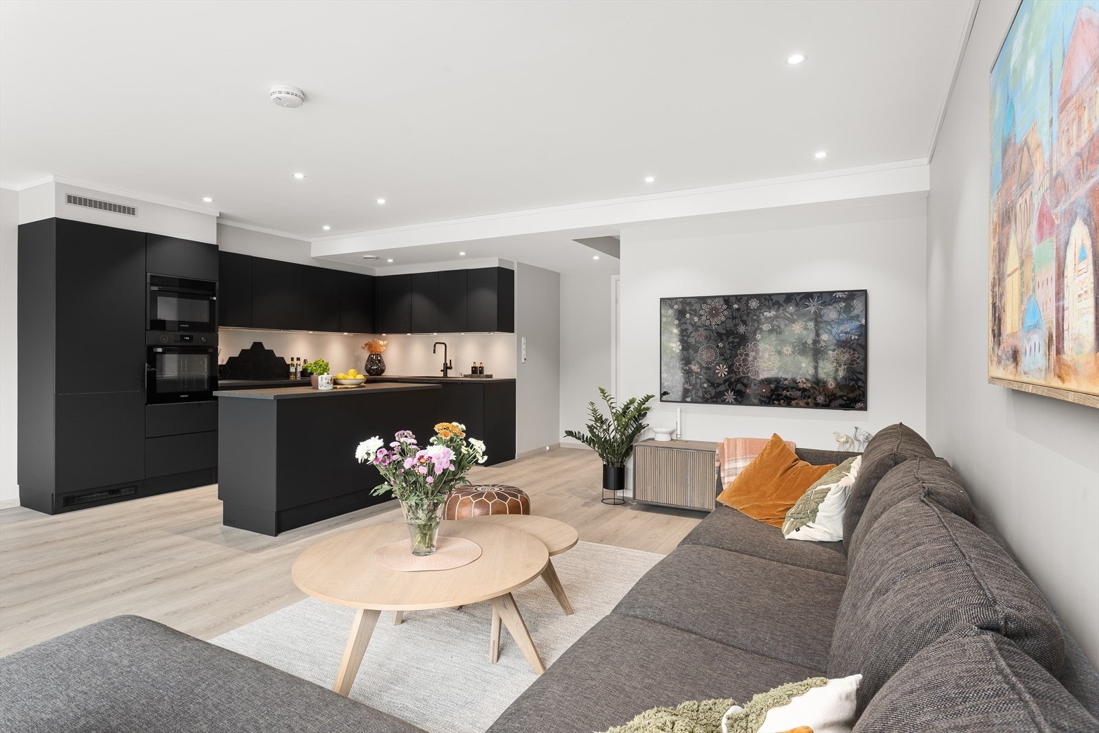 Åpen og sosial stue- og kjøkkenløsning som gir en god romfølelse. Galleribilde