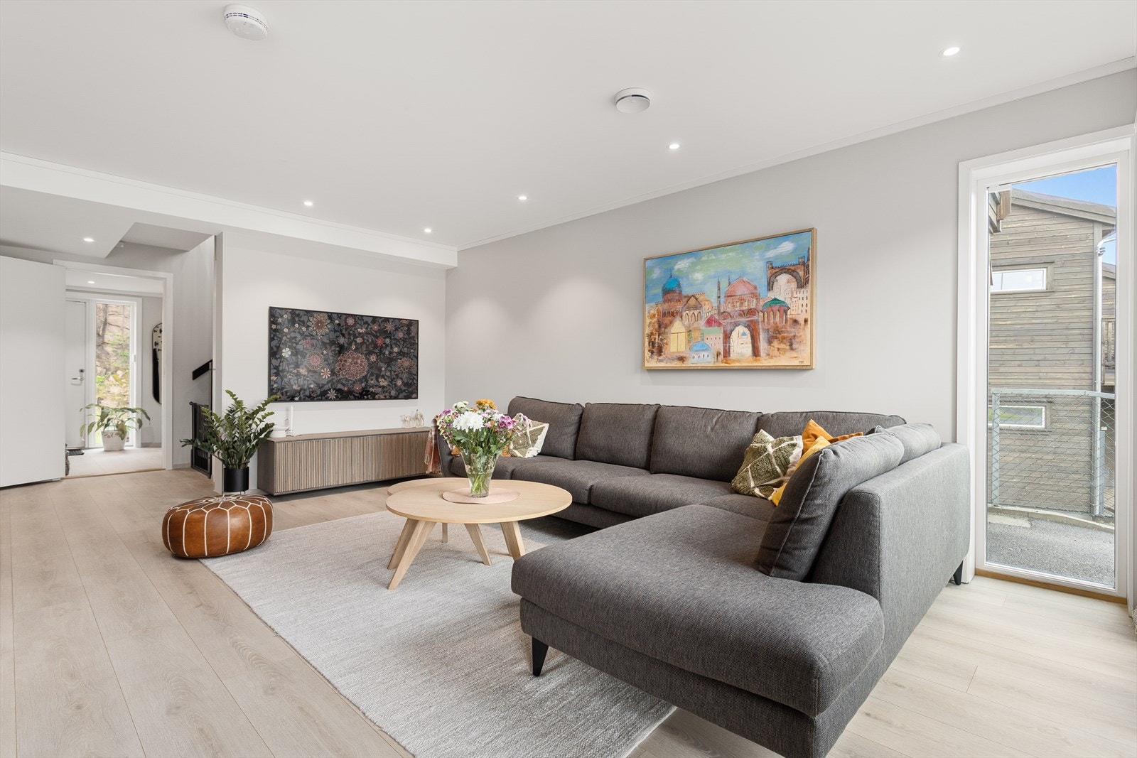 Lys og romslig stue med gode innredningsmuligheter til sofagruppe og tv-møblement. Galleribilde