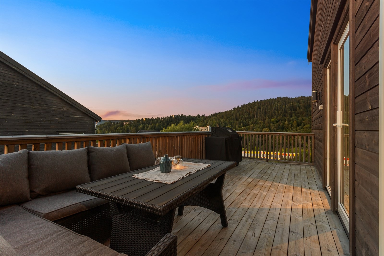 Utgang til terrasse - Kveldsfoto. Galleribilde