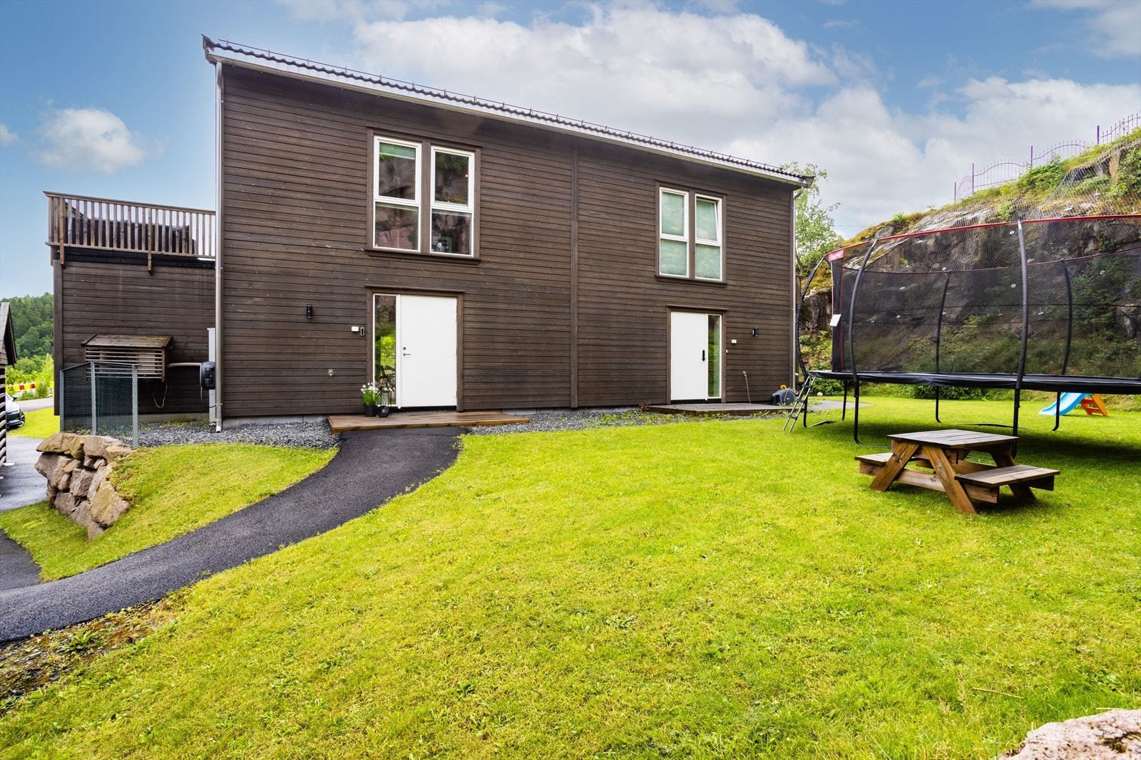 Felles eiet tomt av sameiet. Tomten er opparbeidet med plen og asfalt. Galleribilde