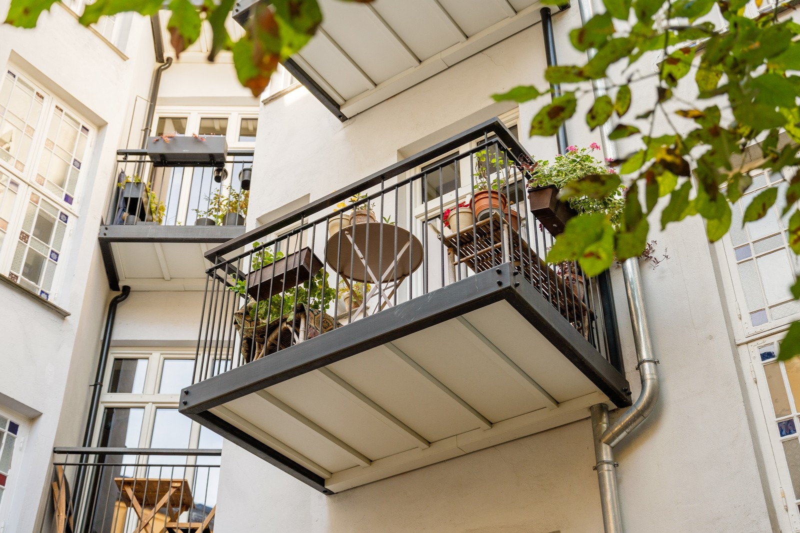 Boligen har en skjermet beliggenhet i indre gård i en rolig gate. Galleribilde