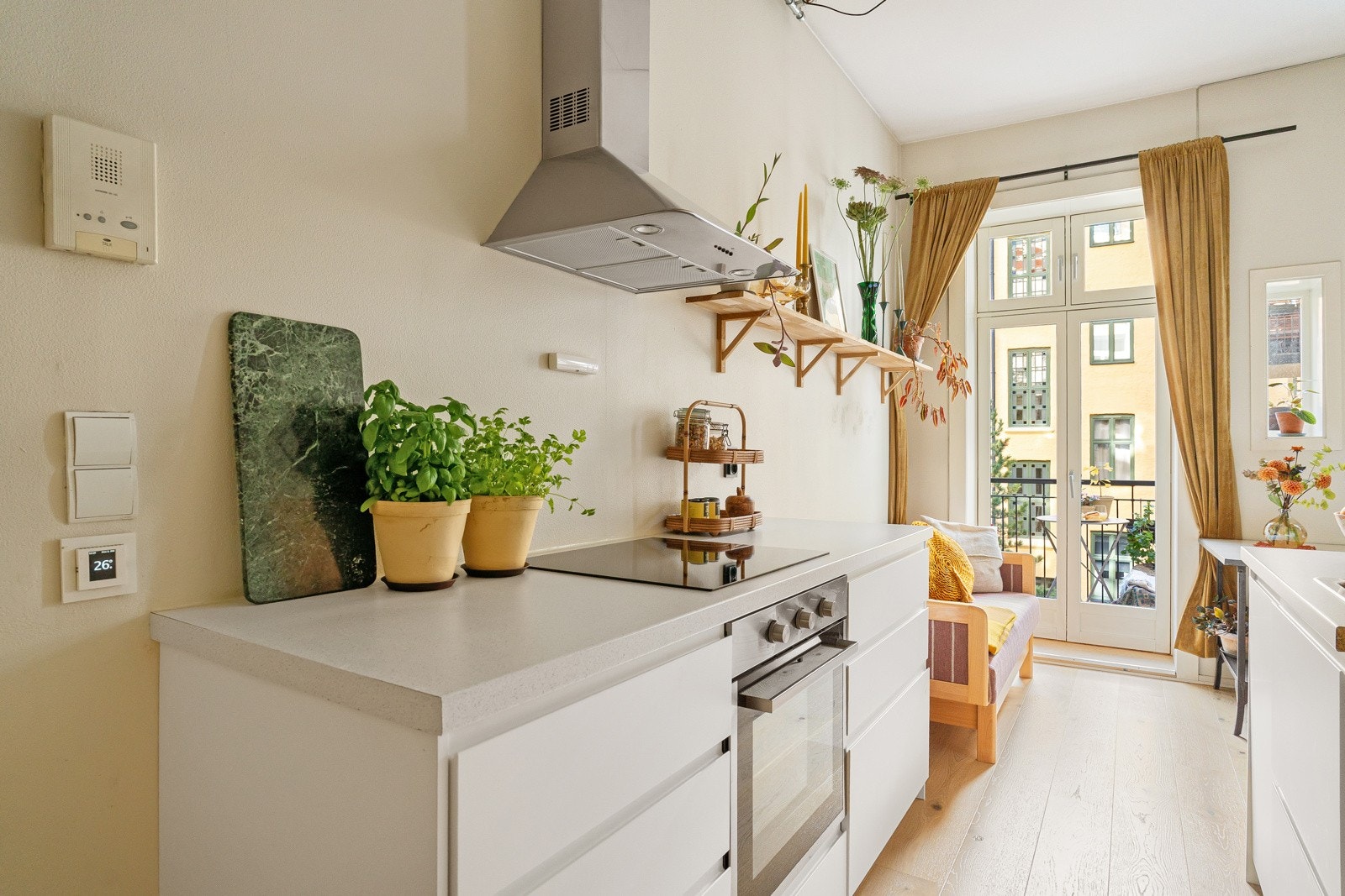 Rommet har en imponerende takhøyde på litt over 3 meter og store vindusflater som slipper inn rikelig med naturlig lys og gir en luftig atmosfære. Galleribilde