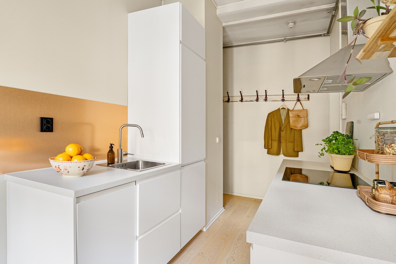Lys laminatbenkeplate med nedfelt stålkum og ettgreps armatur gir et moderne uttrykk. Galleribilde