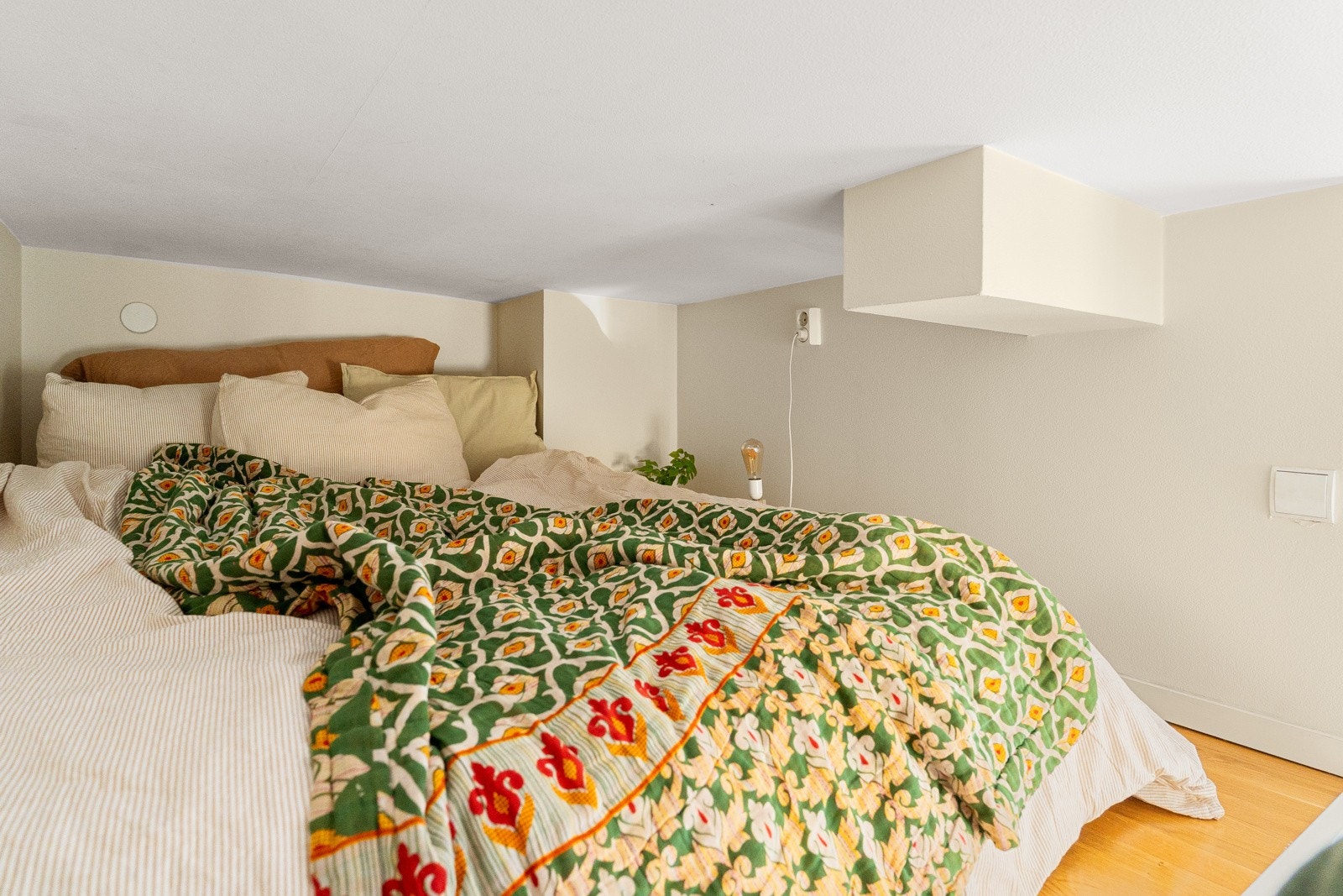 Hemsen er på ca. 4 kvm. Her er det god plass til en dobbeltmadrass samt nattbordløsning eller lampe, en perfekt som soveplass eller ekstra oppbevaringsområde. Galleribilde