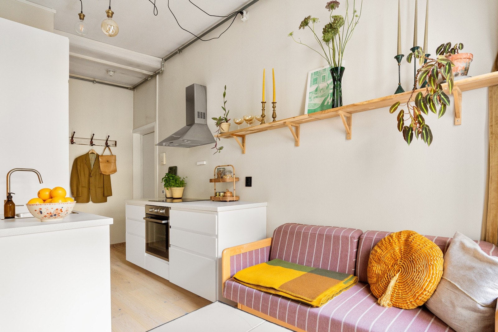 Lys og delikat stue med en åpen løsning mot kjøkkenet. Her er det god plass til sofa og tilhørend mediabenk ved behov. Galleribilde