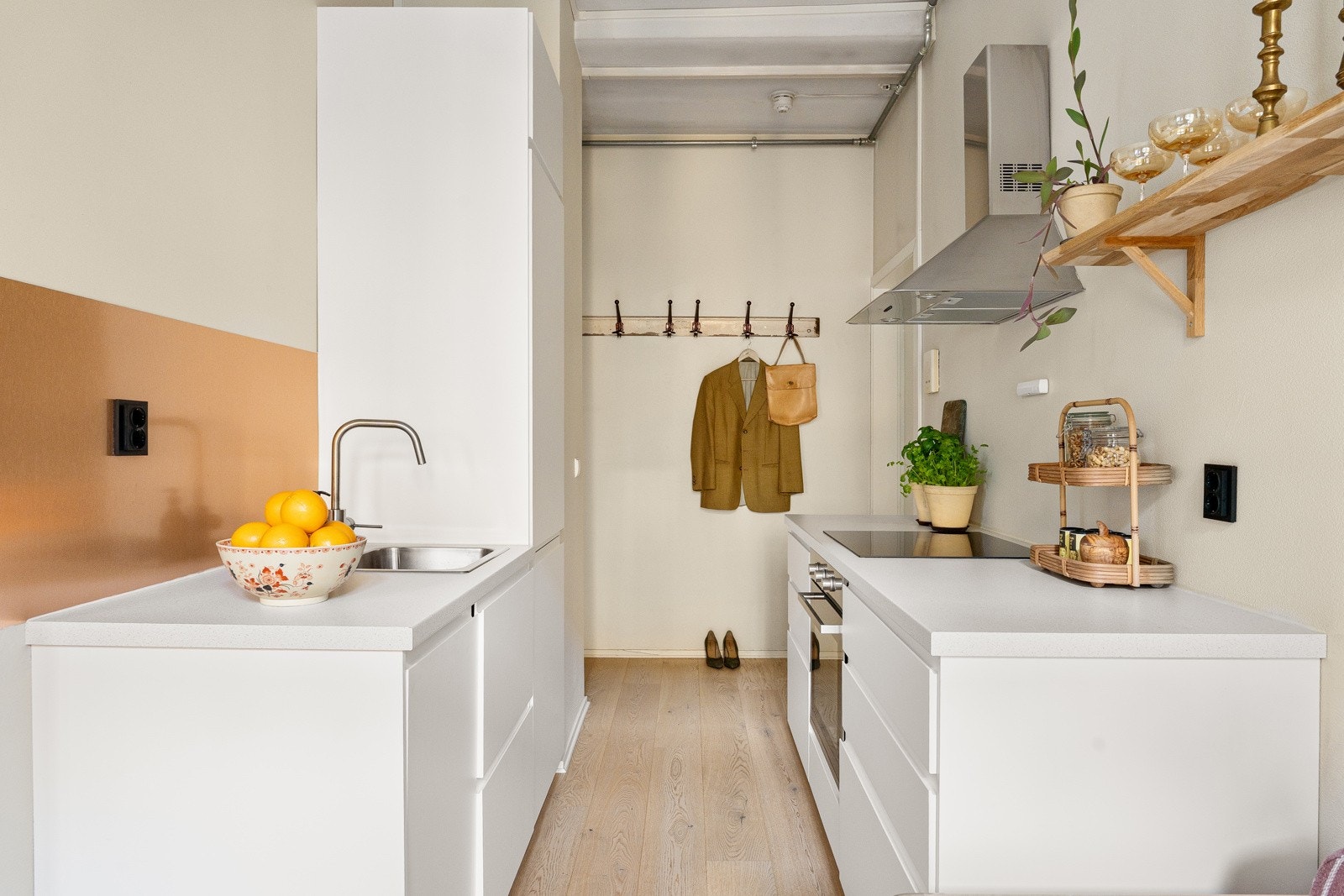 Pent og funksjonelt kjøkken innredet med hvite, grepsfrie fronter og hvitevarer fra Ikea. Galleribilde