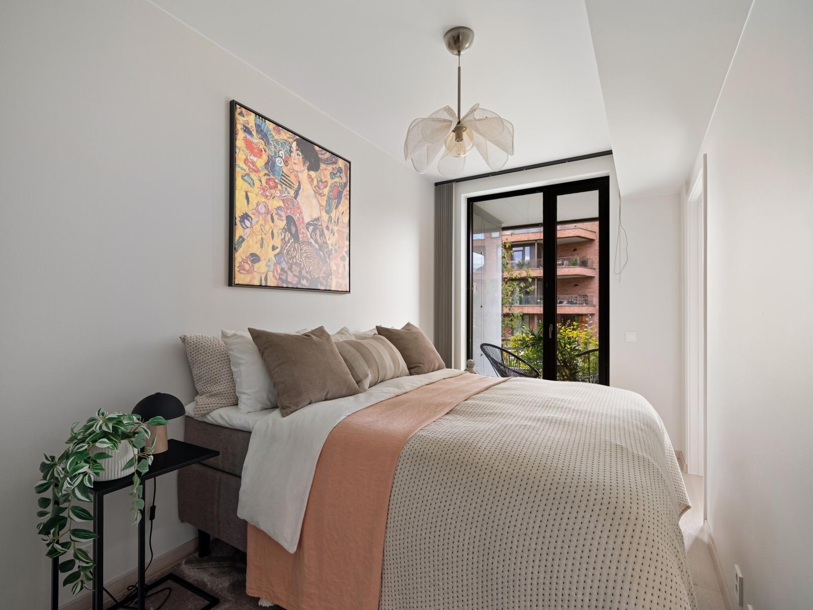 Fra soverommet kommer man ut på egen sone av terrassen. Terrassedøren kan åpnes helt og settes i lufteposisjon om ønskelig Galleribilde