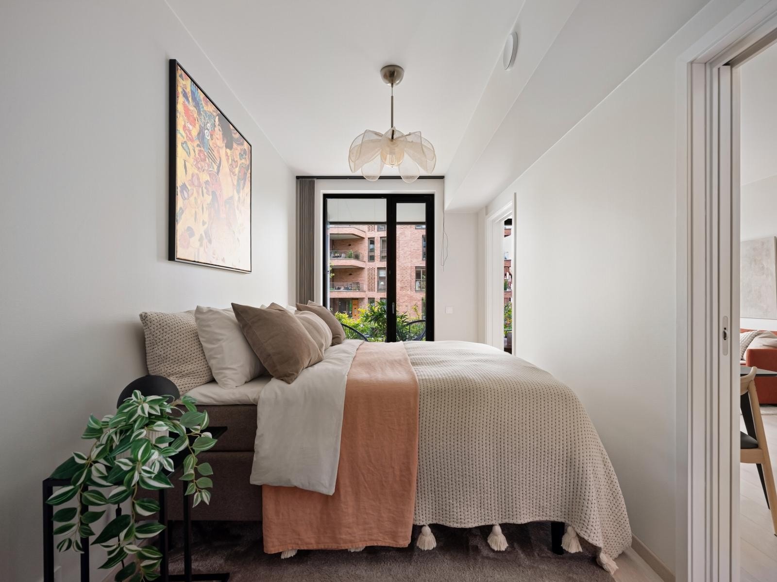 Soverommet har rikelig plass til stor dobbeltseng, takket være to skyvedører inn til rommet. Rommet er meget godt utnyttet og har videre rikelig plass til stor garderobe Galleribilde