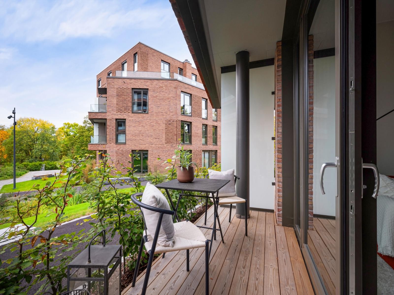 Terrassen er på ca. 10 kvm totalt og har utgang fra både stuen og soverommet Galleribilde