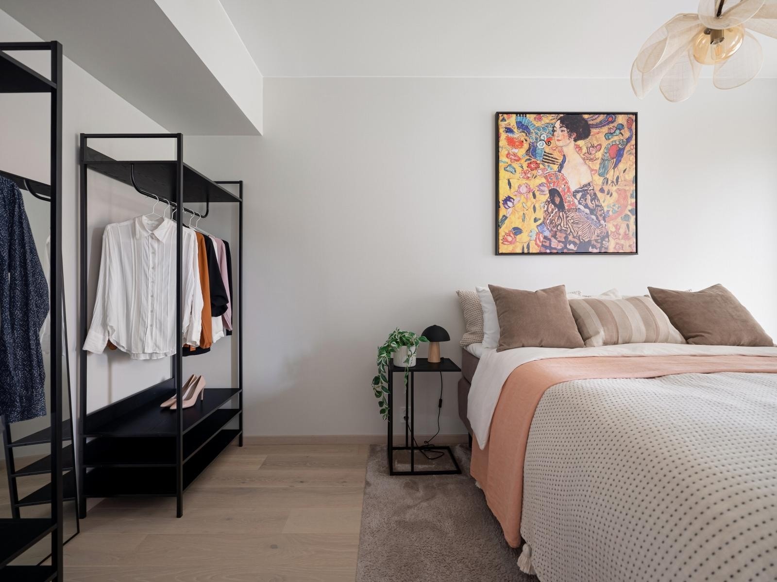 Garderobedelen kan enkelt utvides ved å for eksempel montere skyvedørsgarderobe langs hele veggen på venstre siden i dette bildet Galleribilde