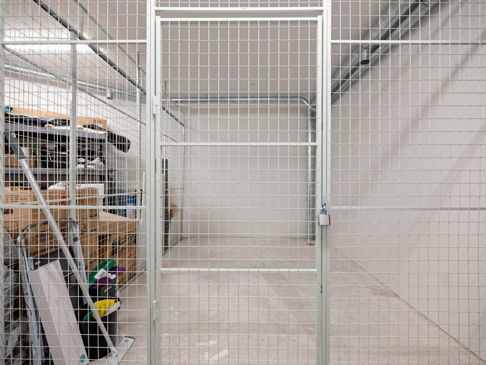 Stor bod på hele 10 kvm er tilgjengelig på samme etasjeplan som boligen, I dette avlåste bodrommet er det kun du og nabo som deler rommet med boder. Galleribilde