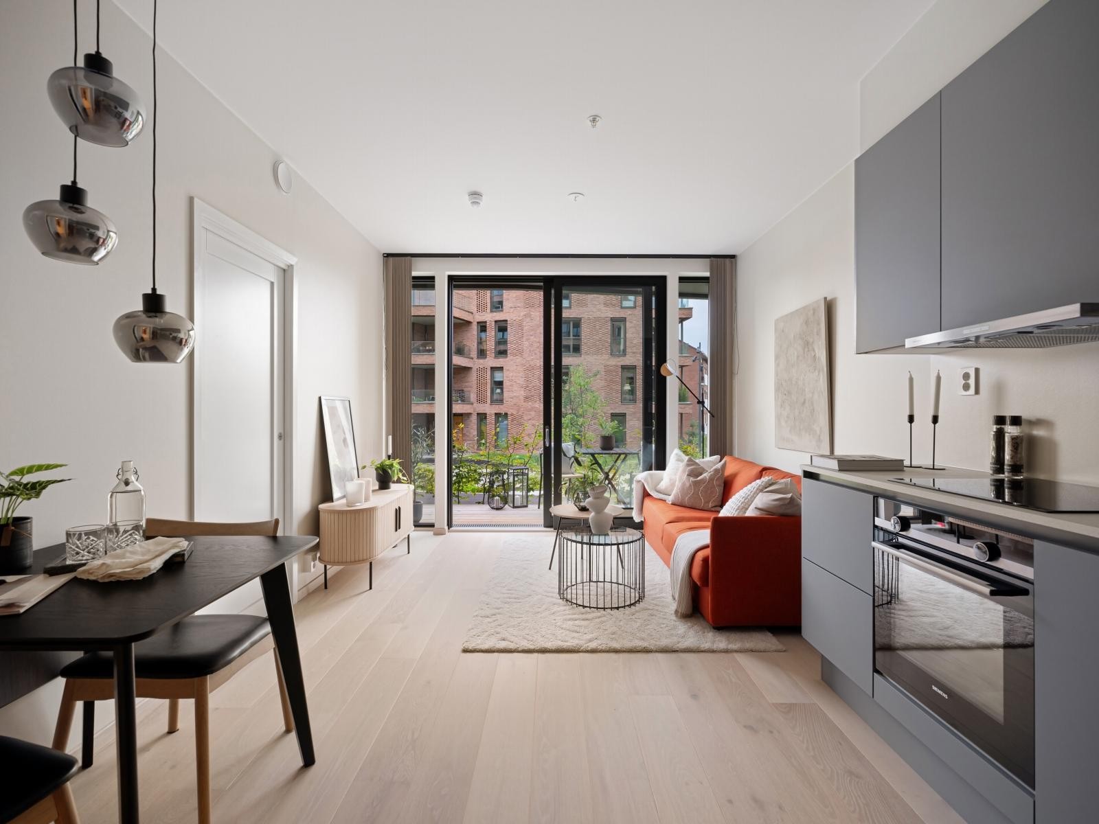 Lekkert og innholdsrikt HTH kjøkken med integrerte hvitevarer Galleribilde