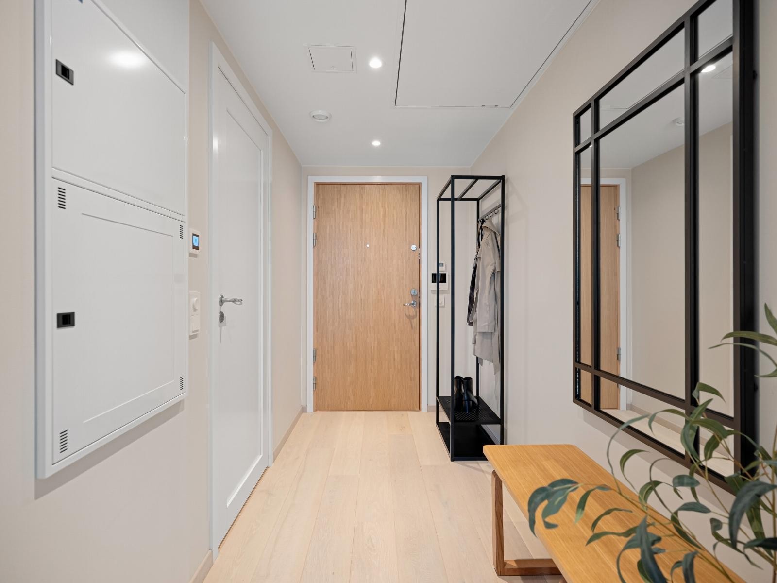 Entréen byr på plass til garderobe og heng på venstre siden idet man kommer hjem Galleribilde