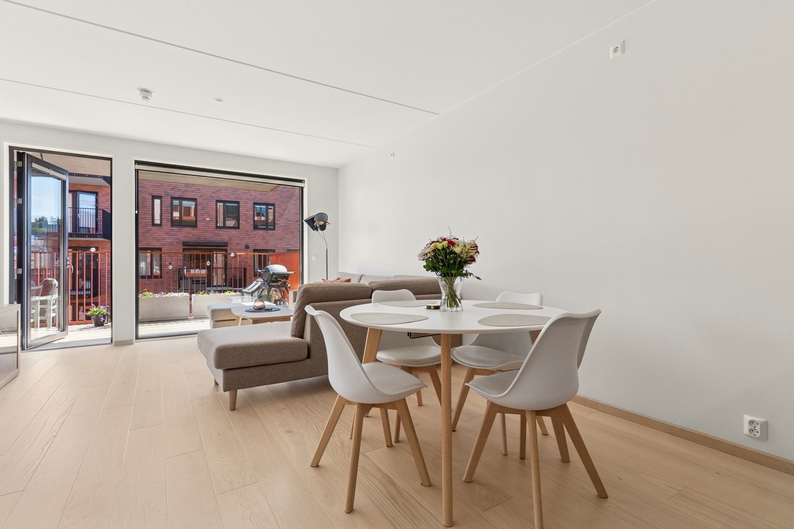 Stuen har god plass til både TV-møblement, spisebord og sofagruppe. Galleribilde