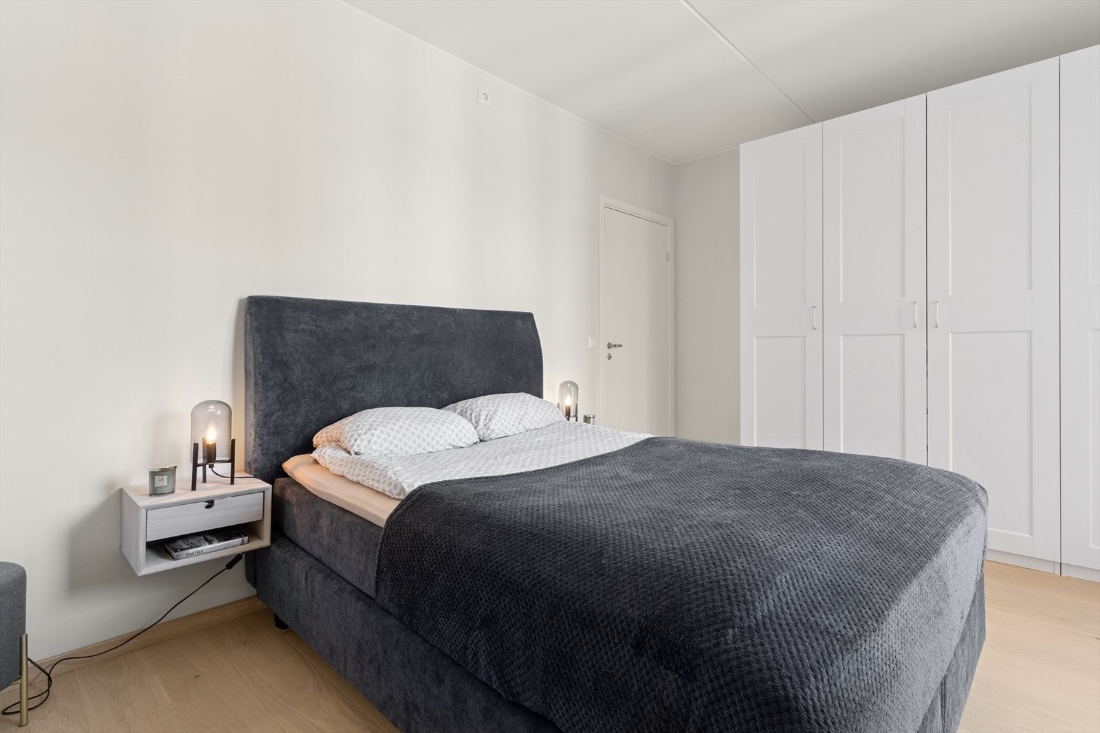 Leiligheten har totalt tre romslige soverom, alle med god plass til seng og tilhørende møblement. Galleribilde