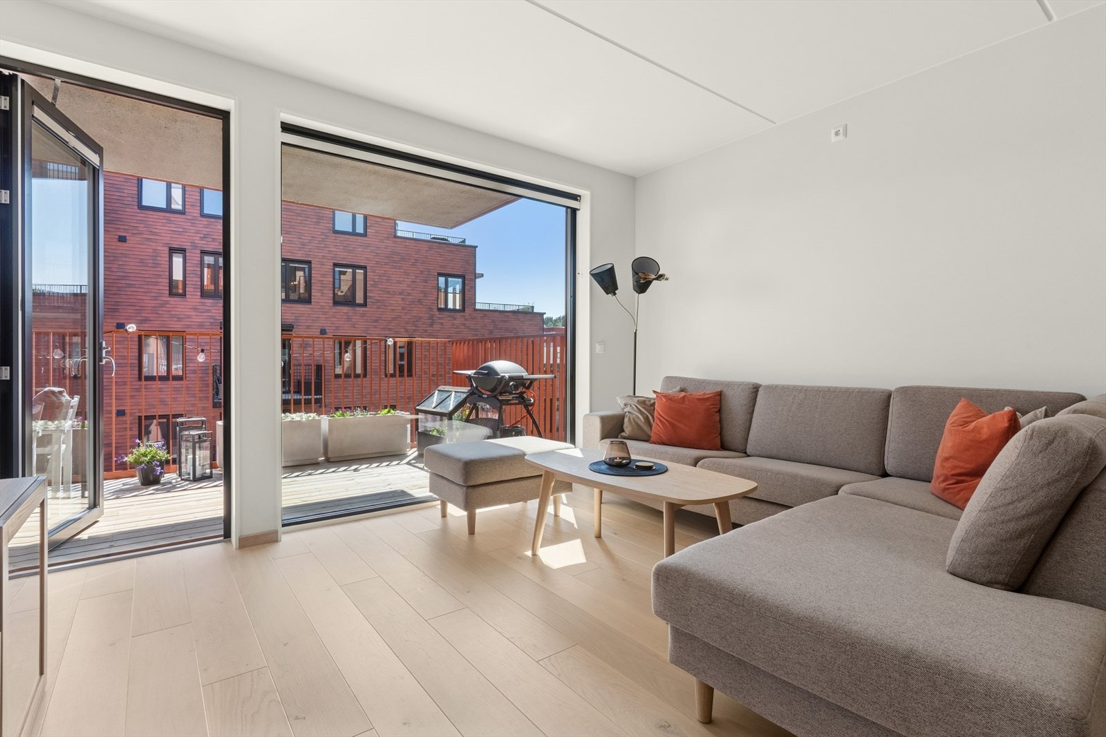 Store vindusflater slipper inn rikelig med naturlig lys, noe som gir rommet en lys og luftig atmosfære. Galleribilde