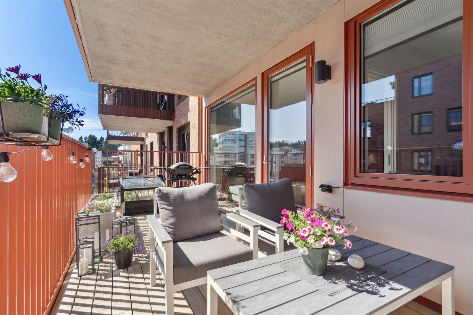 Her er det rikelig med plass til en romslig sittegruppe og tilhørende utemøbler. Galleribilde