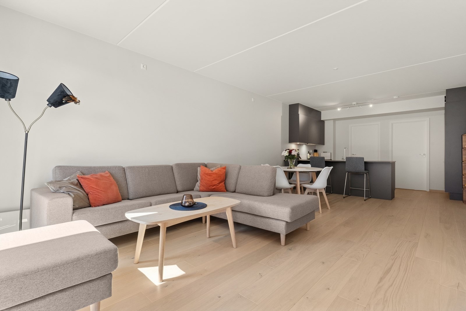 Leiligheten har en romslig og innbydende stue som er enkel å møblere etter behov. Galleribilde