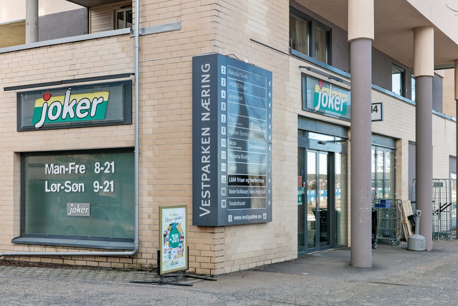 Gangavstand til matbutikken Joker som er åpen 7 dager i uken. Galleribilde