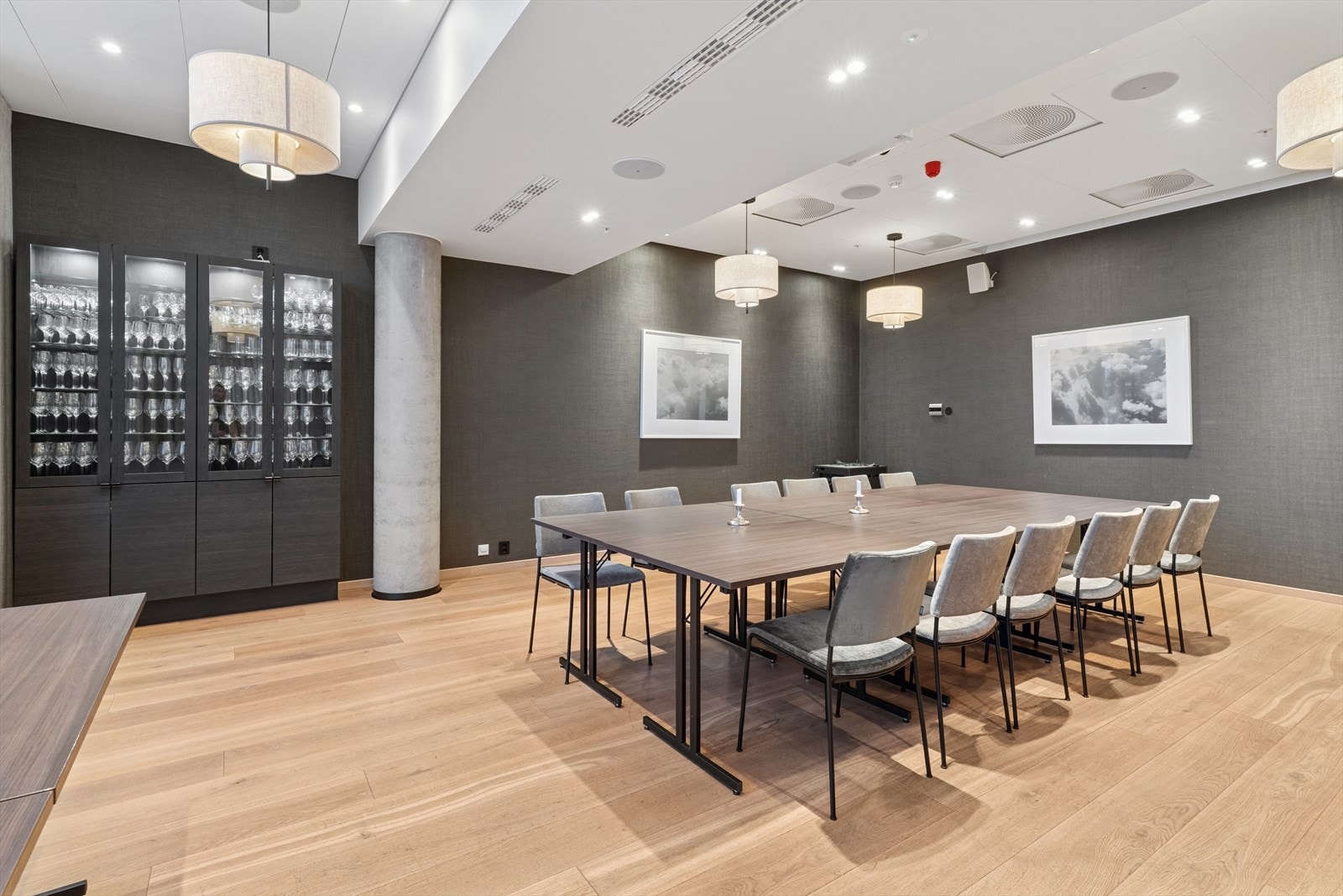 Boligen er tilknyttet Selvaag Pluss-konseptet, som gir eksklusiv tilgang til et 600 m² serviceområde med fasiliteter som kaffebar med ferske aviser, treningsrom, selskapslokale med kjøkken, møterom og bemannet resepsjon. Galleribilde