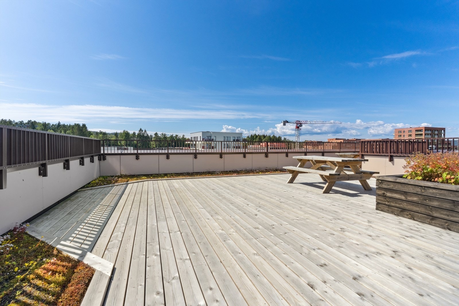 Sameiets beboere har også tilgang til en flott felles takterrasse, innredet med koselige soner som skaper en sosial og avslappende atmosfære. Galleribilde