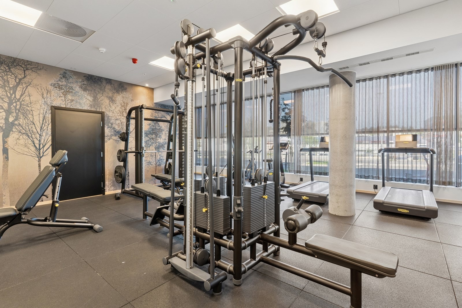 Boligen er tilknyttet Selvaag Pluss-konseptet, som gir eksklusiv tilgang til et 600 m² serviceområde med fasiliteter som kaffebar med ferske aviser, treningsrom, selskapslokale med kjøkken, møterom og bemannet resepsjon. Galleribilde