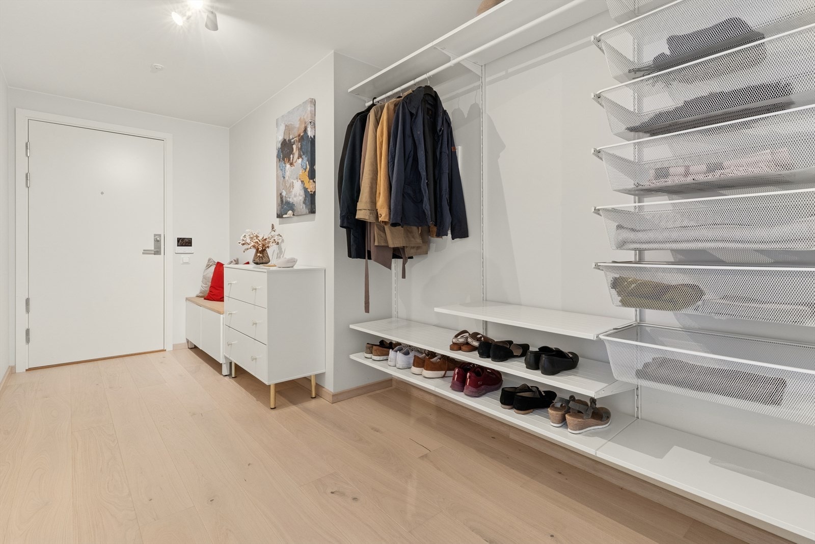 Leiligheten ligger i byggets 5. etasje, og du har adkomst via heis eller felles trappeoppgang. Du ønskes velkommen inn i en innbydende og hyggelig entré med gode møbleringsmuligheter. Galleribilde