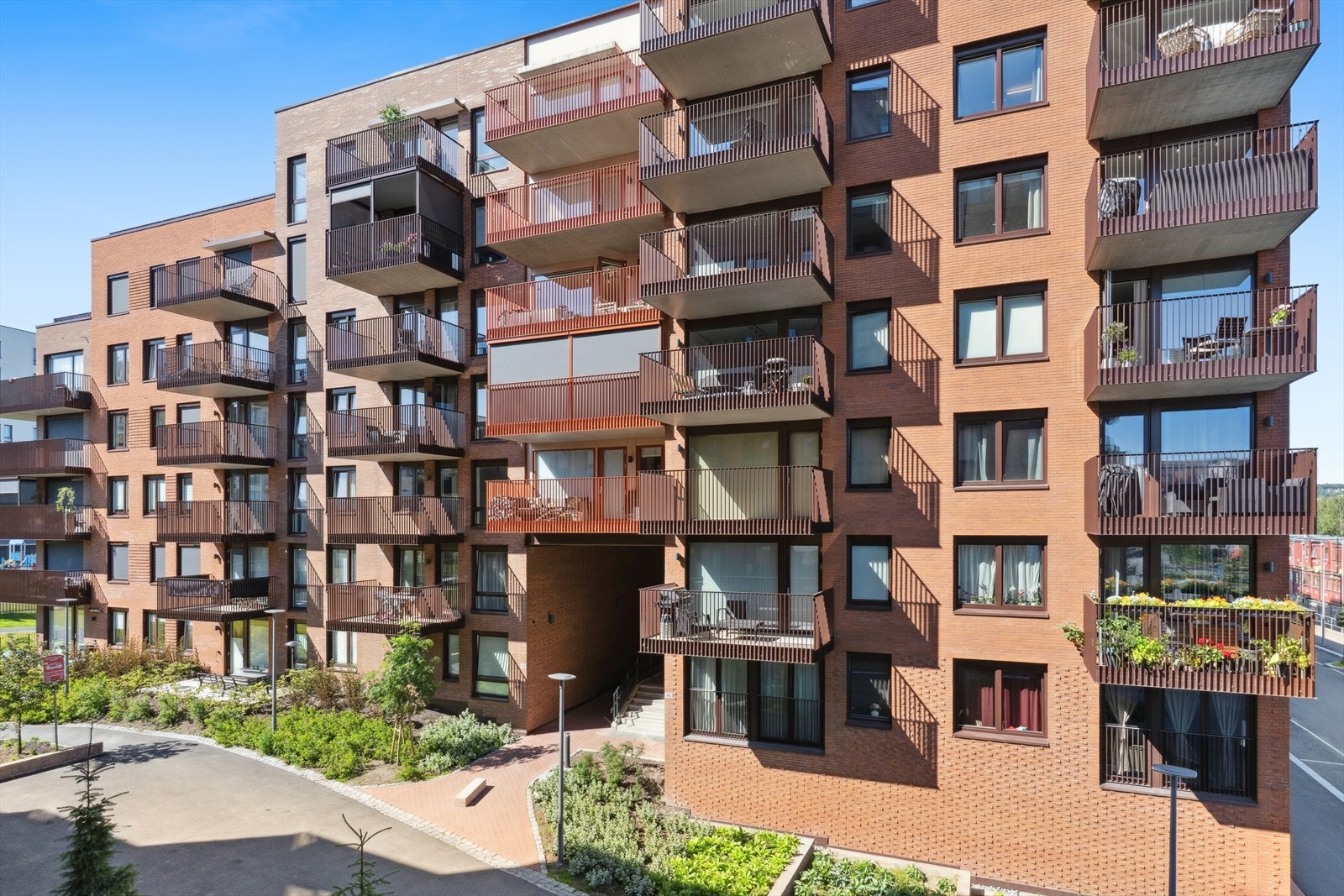 Rådmann Paulsens gate 46 ligger i et sentralt, attraktivt og familievennlig boligområde i Lørenskog kommune. Galleribilde