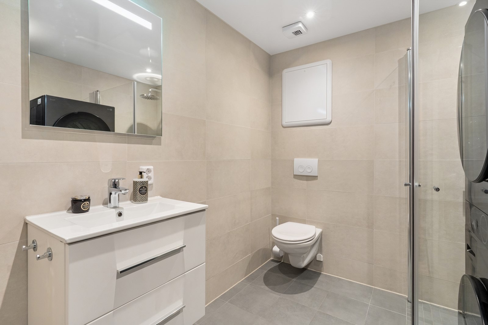 Delikat og flislagt baderom med vannbåren gulvvarme og downlights som skaper en lun og behagelig atmosfære. Galleribilde