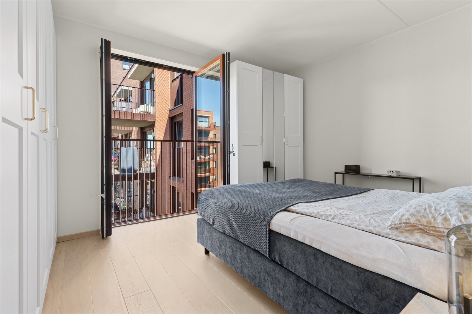 En ekstra hyggelig detalj er den franske balkongen som gir rommet et lyst og luftig preg. Galleribilde