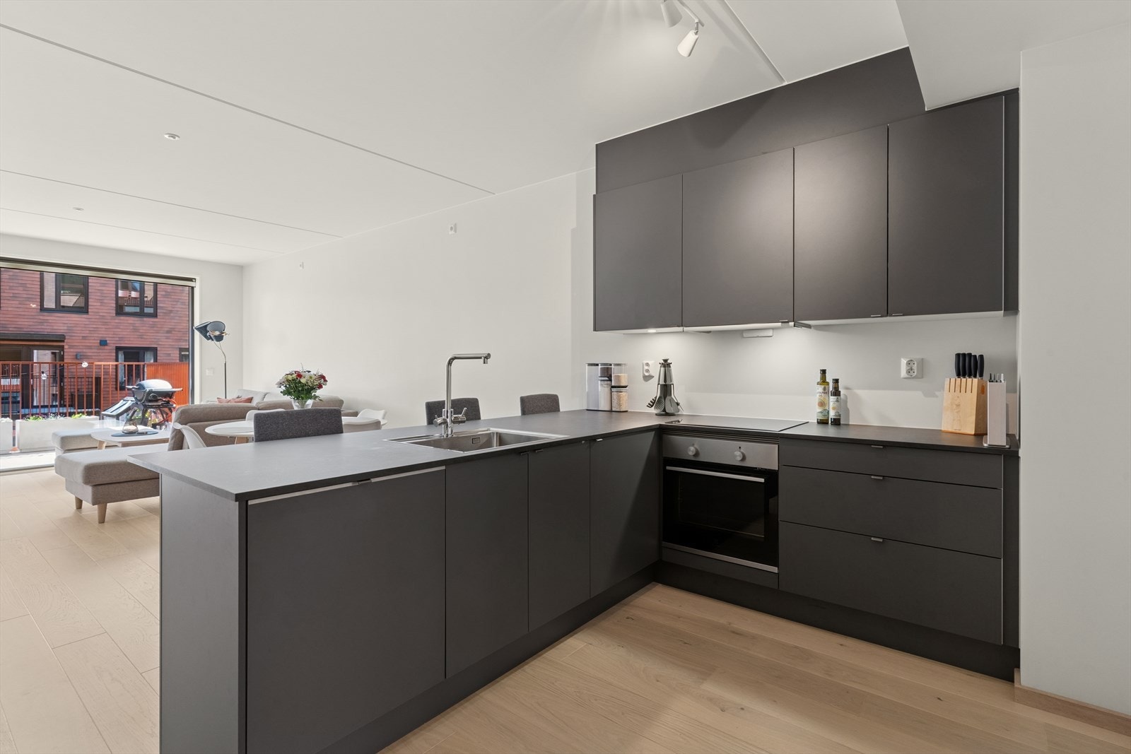 Kjøkkeninnredningen er levert av kvalitetsleverandøren Sigdal, og har glatte, tidløse fronter kombinert med en slitesterk benkeplate i laminat. Galleribilde