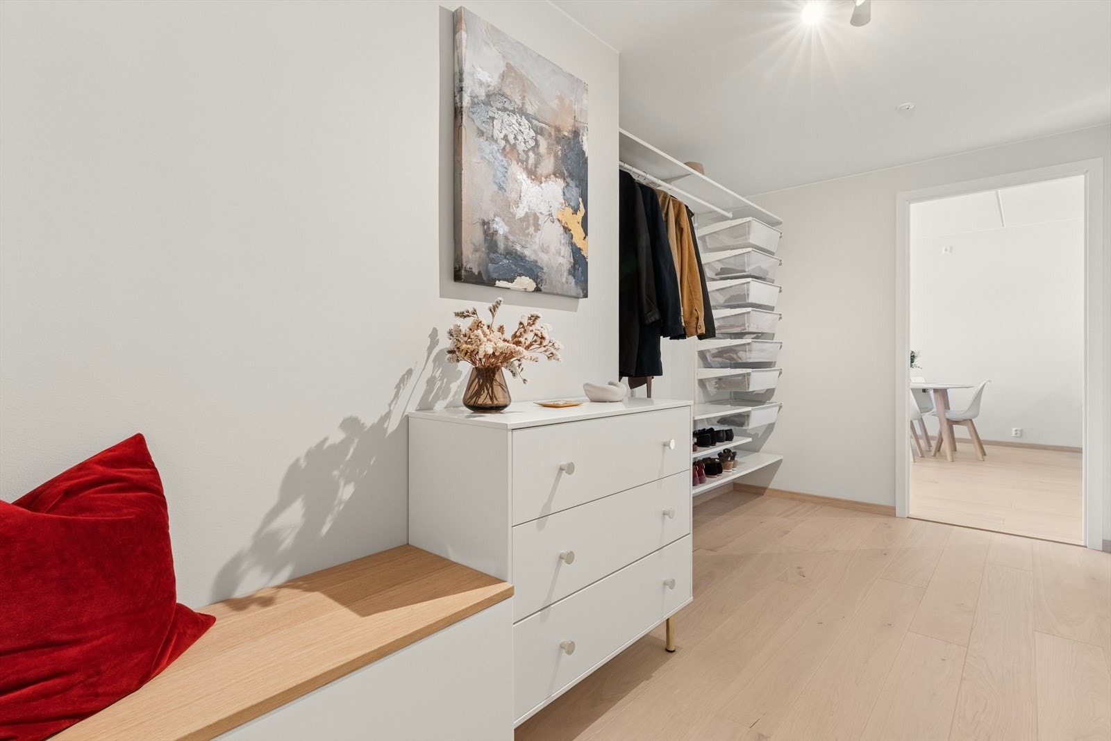 Entréen er i dag innredet med en sittebenk, kommode og en praktisk garderobeløsning med god plass til oppbevaring av yttertøy og sko. Velkommen inn! Galleribilde