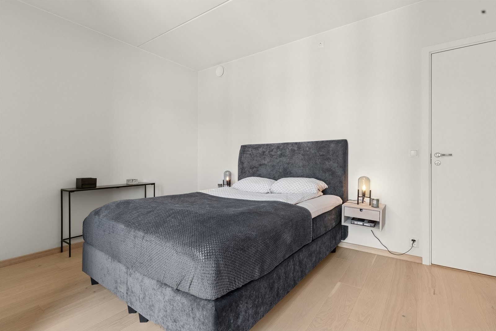 Hovedsoverommet er innredet med dobbeltseng, nattbord og to romslige garderobeskap som gir rikelig med oppbevaringsplass. Galleribilde