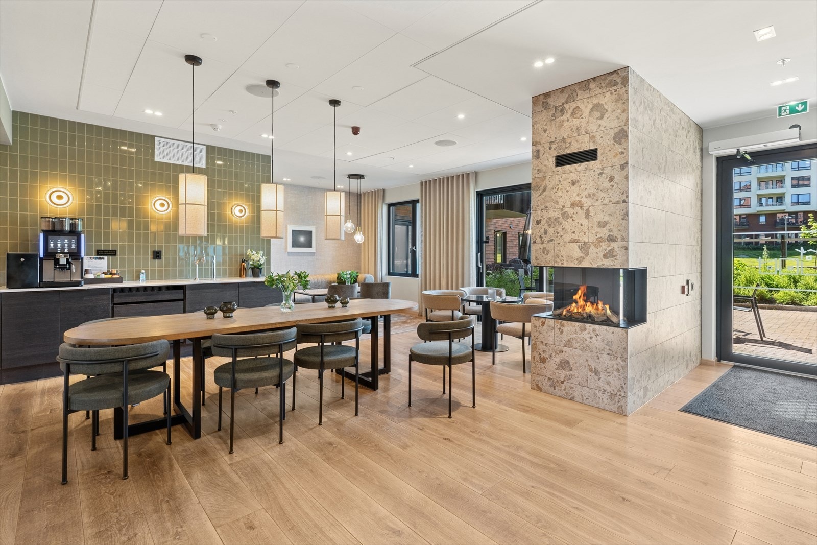 Boligen er tilknyttet Selvaag Pluss-konseptet, som gir eksklusiv tilgang til et 600 m² serviceområde med fasiliteter som kaffebar med ferske aviser, treningsrom, selskapslokale med kjøkken, møterom og bemannet resepsjon. Galleribilde