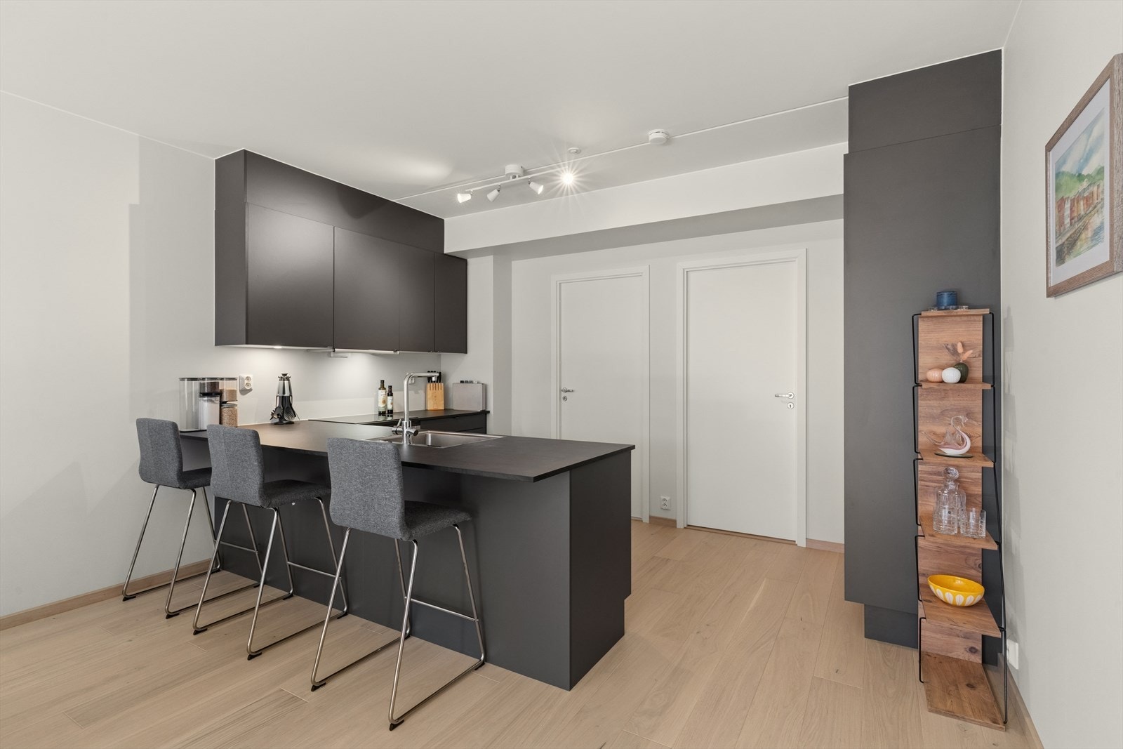 Stilrent og moderne kjøkken fra byggeåret, med god skap- og benkeplass som gjør matlagingen både praktisk og hyggelig. Galleribilde