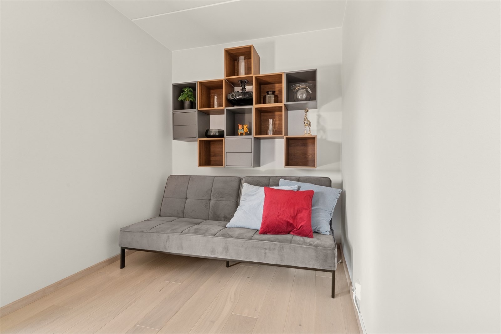 Soverom 3 fungerer som både gjesterom og hjemmekino, med opplegg for prosjektor. Galleribilde