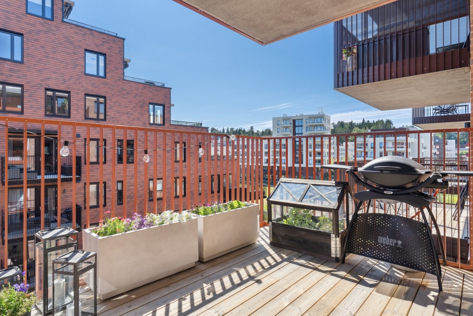 Fra stuen har du utgang til en flott, overbygd balkong på ca. 14 m² med gode solforhold. Galleribilde