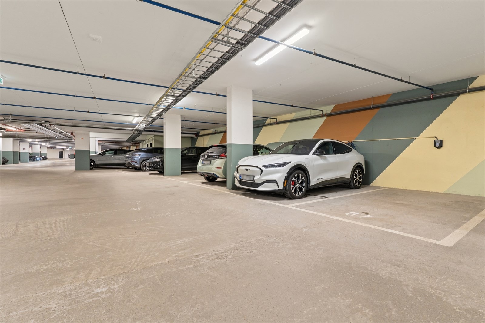 Medfølger en garasjeplass med installert elbil-lader. Galleribilde