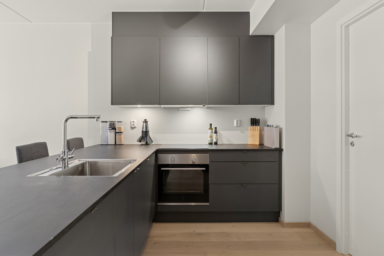 Her finner du integrerte hvitevarer som platetopp, komfyr, oppvaskmaskin og kombiskap for kjøl/frys, som gir et helhetlig og ryddig uttrykk. Galleribilde