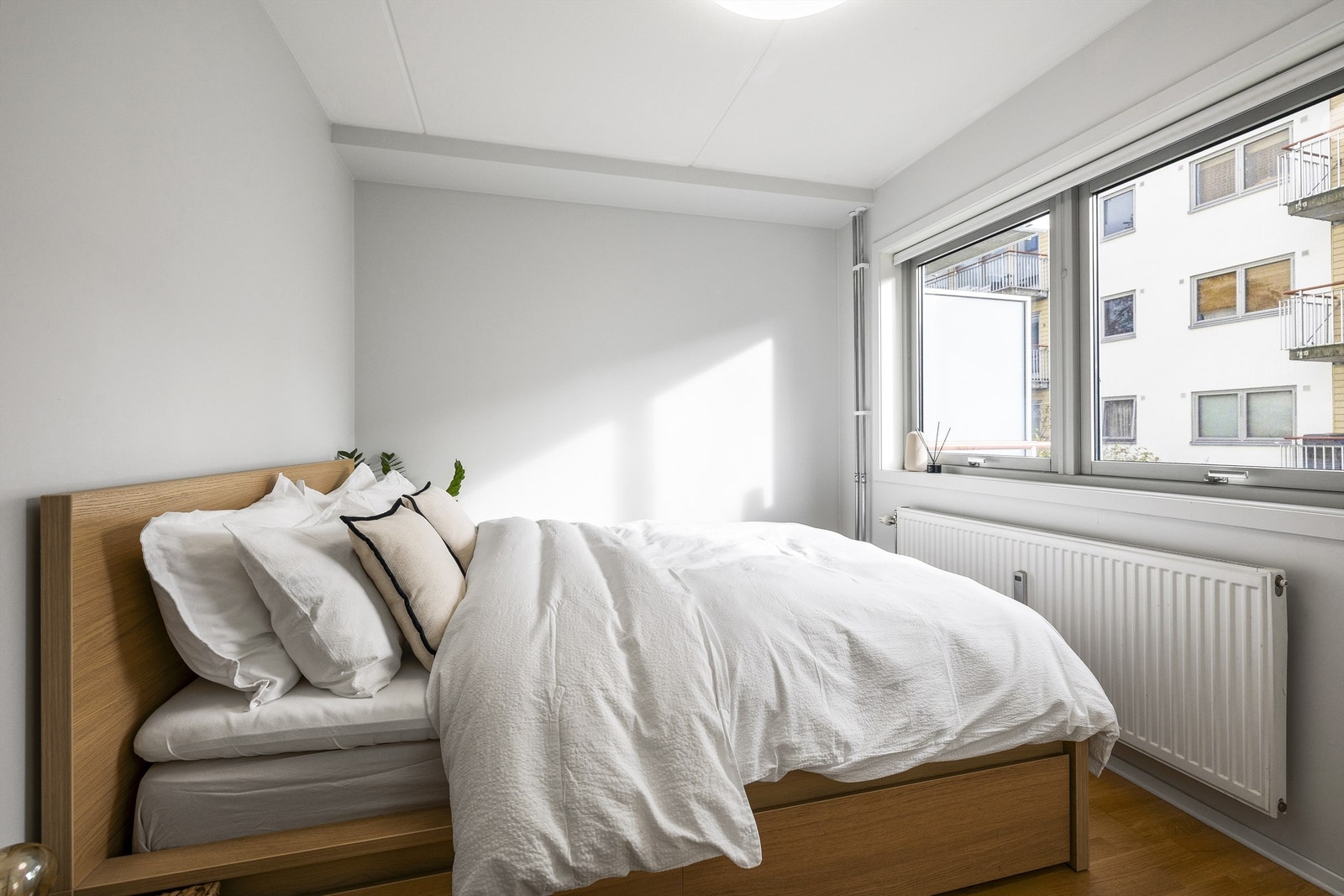 Lunt og romslig hovedsoverom med god plass til dobbeltseng og nattbord på begge sider. Galleribilde