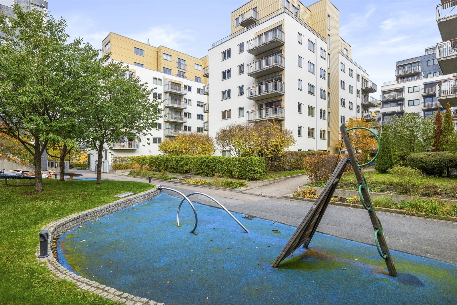 Sameiets fellesarealer er opparbeidet med diverse beplanting, lekeapparater og trær. Galleribilde
